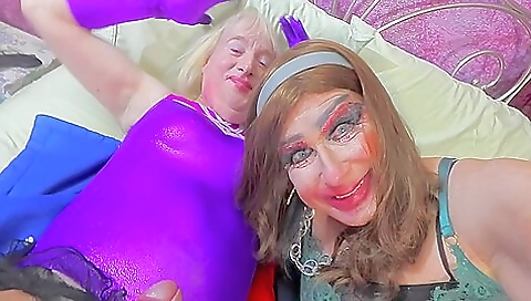 Amateur blonde is playing with a guy and getting cum on her face