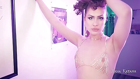 Brunette babe with a nice figure is fucking her own ass